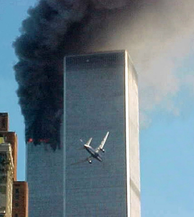 Momento em que o segundo avio atirado contra o WTC atinge a torre sul durante o 11 de Setembro