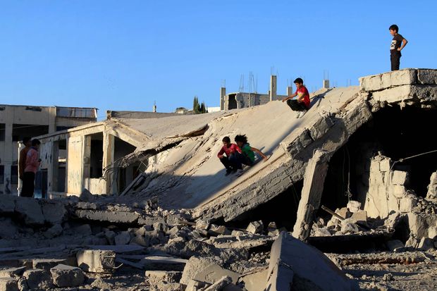 Crianas srias brincam em prdio destrudo em Daraa