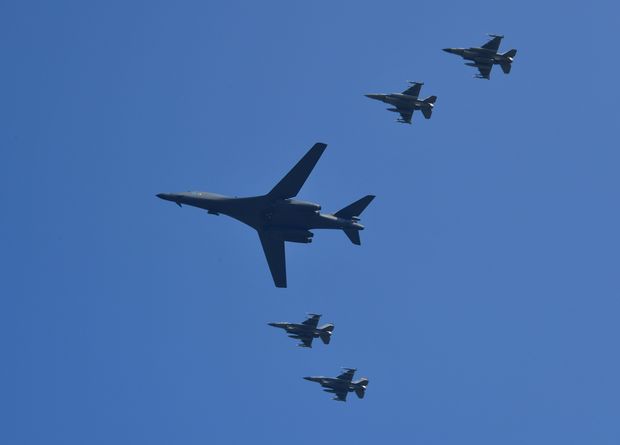 A US B-1B Lancer (C) is escorted by US F-16 fighter jets as it flies over the Osan Air Base, aiming at reinforcing the US commitment to its key ally in Pyeongtaek on September 13, 2016. / AFP PHOTO / JUNG YEON-JE ORG XMIT: JYJ132