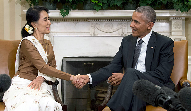 A lder de Mianmar, Aung San Suu Kyi, cumprimenta o presidente americano, Barack Obama, na Casa Branca