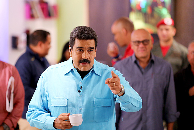 O presidente venezuelano, Nicols Maduro, fala durante seu programa semanal na TV estatal do pas