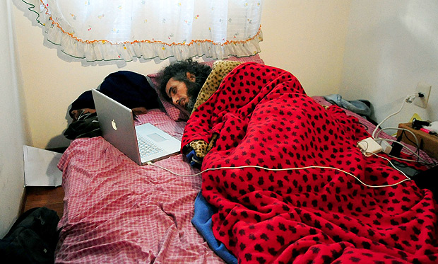 Em greve de fome, Jihad Diyab dorme em um colcho no cho de sua casa em Montevidu