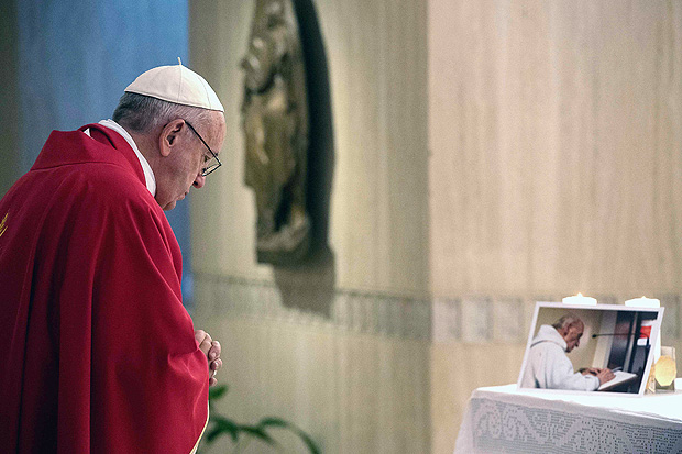 Em missa no Vaticano, papa Francisco reza com foto no altar de padre francs morto por terroristas