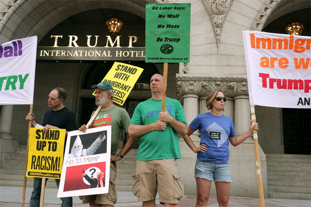 Manifestantes protestam em frente a novo hotel de Donald Trump prximo da Casa Branca 