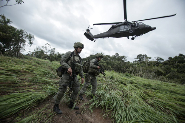 Polcia colombiana faz operao para destruir laboratrio de coca em Calamar