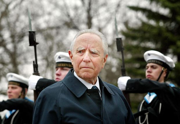 (FILES) This file photo taken on April 20, 2004 shows Italian President Carlo Azeglio Ciampi walking in front of the honour guard during the official welcoming ceremony in Tallinn. Former Italian president Carlo Azeglio Ciampi has died at the age of 95, Prime Minister Matteo Renzi announced on September 16, 2016. Ciampi, considered one of the founding fathers of modern Italy, 