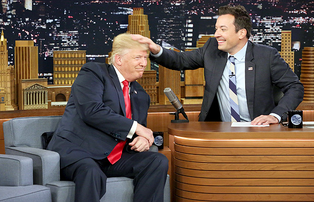 Jimmy Fallon acaricia os cabelos de Donald Trump durante entrevista