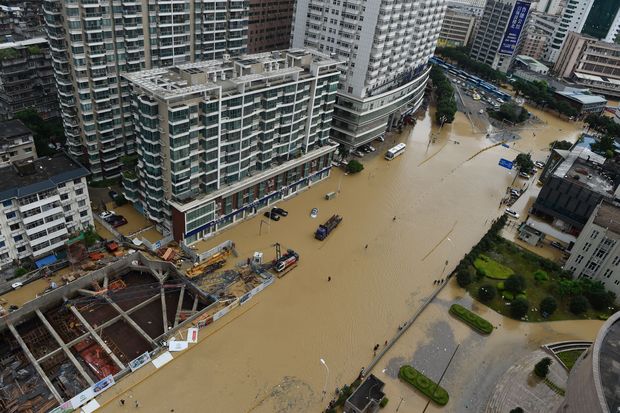 (160915) -- FUZHOU, Sept. 15, 2016 (Xinhua) -- A waterlogged street is seen in Fuzhou, capital of southeast China's Fujian Province, Sept. 15, 2016. Typhoon Meranti made landfall in Xiang'an district of Xiamen City, at 3:05 a.m. Thursday, with gales up to 48 meters per second. (Xinhua/Song Weiwei) (zhs)