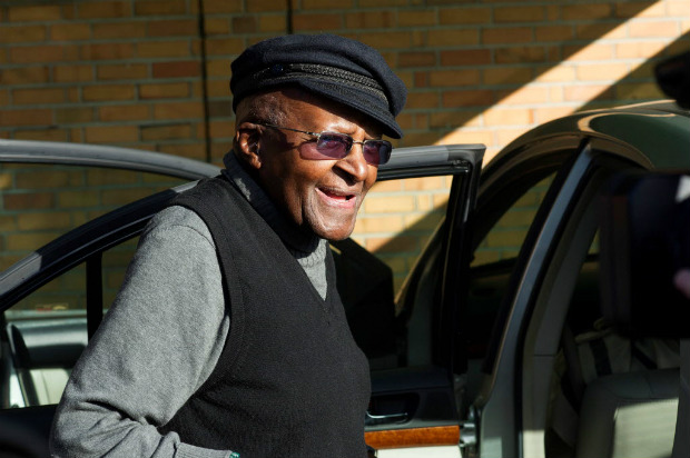 O arcebispo sul-africano Desmond Tutu chega para votar em eleições em agosto na Cidade do Cabo