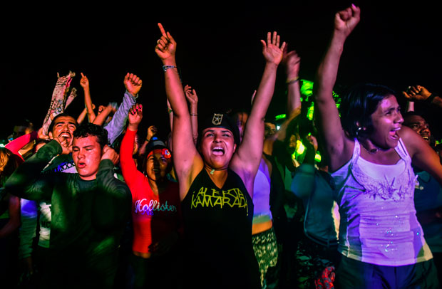 Guerrilheiros celebram durante conferncia das Farc, em Llanos del Yari, do departamento de Caqueta