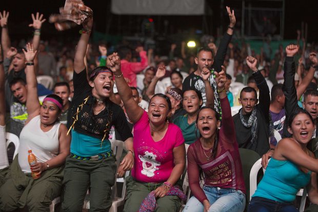 Guerrilheiros aplaudem durante show na conferncia das Farc, no sul da Colmbia