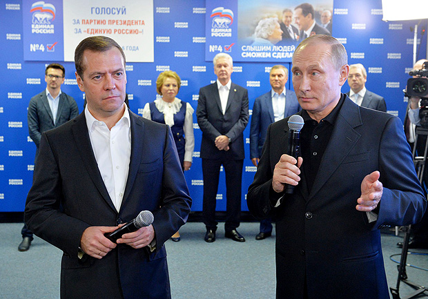 O premi russo, Dmitry Medvedev ( esq.) e o presidente Vladimir Putin falam na sede do Rssia Unida