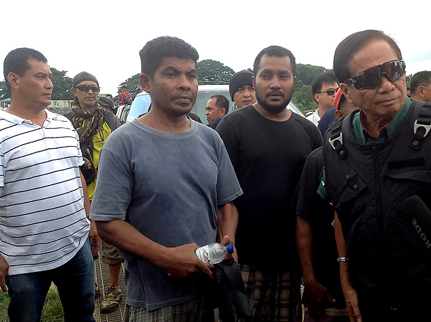 Pescadores indonsios mantidos refns pelo grupo terrorista Abu Sayyaf, que atua nas Filipinas, so libertados