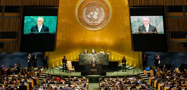 NUEVA YORK, septiembre 20, 2016 (Xinhua) -- Imagen cedida por la Presidencia de Brasil del presidente brasileo, Michel Temer, pronunciando un discurso durante el 71 Periodo de Sesiones de la Asamblea General de la ONU, en Nueva York, Estados Unidos de Amrica, el 20 de septiembre de 2016. Los Estados miembros de la ONU deben intensificar sus esfuerzos para implementar el Acuerdo de Pars sobre cambio climtico para fines de ao, con el fin de construir un mundo de crecimiento sostenible, declar el martes el secretario general de la ONU, Ban Ki-moon. (Xinhua/Beto Barata/Presidencia de Brasil)