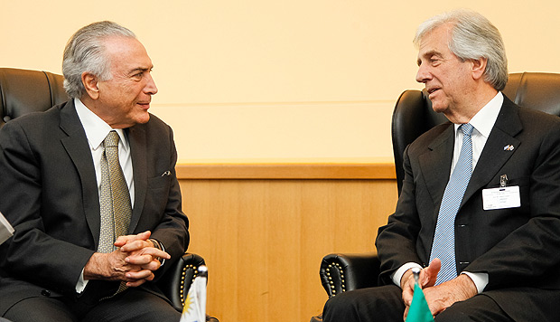 Michel Temer (à esq.) encontra o presidente uruguaio, Tabaré Vázquez, em Nova York