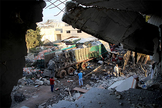 Caminhão que fazia parte de comboio de ajuda humanitária na Síria atingido por bombas aéreas