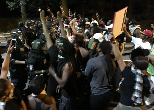Policiais e manifestantes entram em confronto em Charlotte, no Estado americano da Carolina do Norte