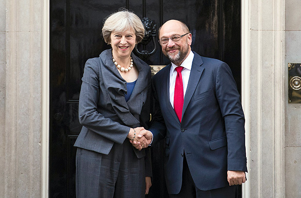 British Prime Minister Theresa May (L) greets President of the European Parliament Martin Schulz (R) outside 10 Downing Street in London on September 22, 2016. / AFP PHOTO / JUSTIN TALLIS