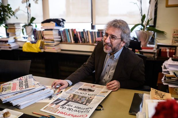 Can Dundar, editor-chefe do jornal oposicionista turco Cumhuriyet. O dirio foi premiado com o Nobel alternativo