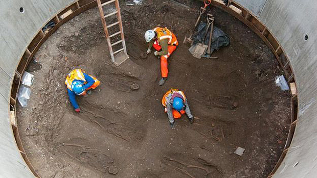Escavaes da Crossrail revelaram que, j no sculo 14, "enterros da peste" eram bem menos caticos do que se pensa