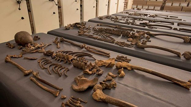 Esqueletos descobertos em escavaes na Inglaterra nos quais foi identificado DNA de bactria responsvel pela Grande Peste