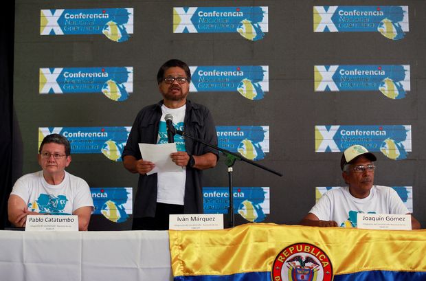 O negociador das Farc, Ivn Mrquez anuncia que o acordo foi aprovado pela guerrilha em Llanos de Yar