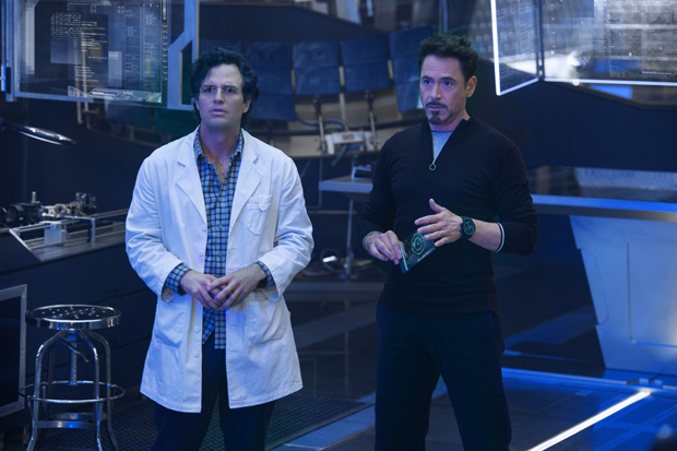 Mark Ruffalo ( esq.) e Robert Downey Jr. em cena do filme "Os Vingadores: Era de Ultron"