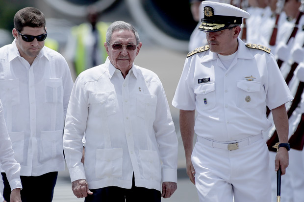 O ditador cubano, Ral Castro, que mediou acordo de paz, chega a Cartagena neste domingo (25)