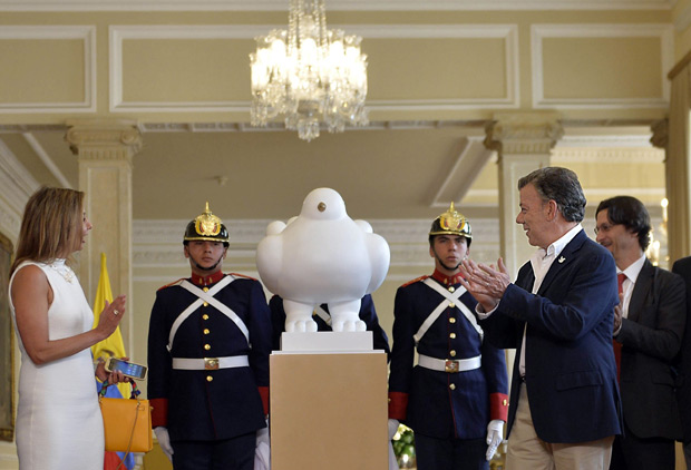 O presidente colombiano, Juan Manuel Santos, recebe escultura de pomba da paz do artista Fernando Botero