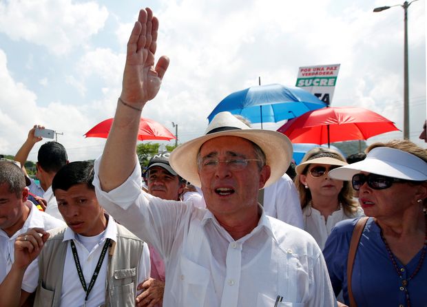 O ex-presidente colombiano Alvaro Uribe, faz campanha pelo 'não' ao acordo de paz com as Farc