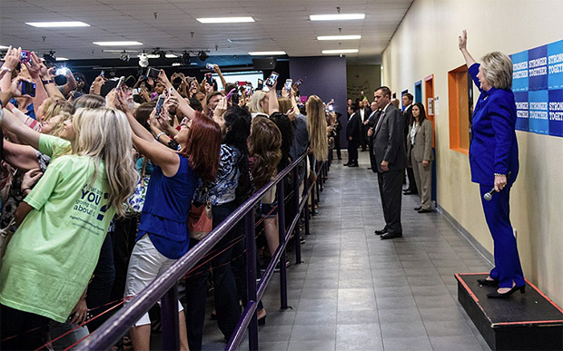 Hillary Clinton tira selfie com multidão em Orlando, na Flórida 