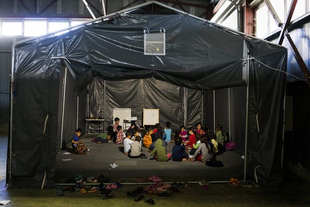 Crianas em sala de aula improvisada em campo de refugiados em Oraiokastro, na Grcia