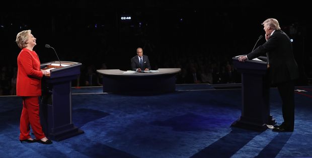 O jornalista Lester Holt (ao centro), moderador do primeiro debate entre Donald Trump e Hillary Clinton 