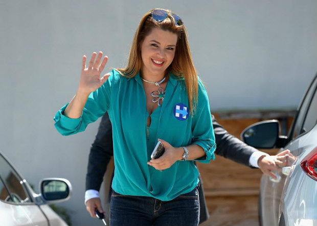 A ex-Miss Universo Alicia Machado faz campanha por Hillary Clinton em Miami, em agosto