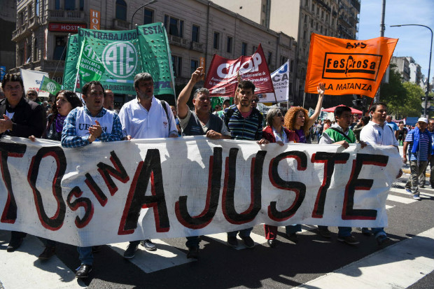 Funcionrios pblicos protestam contra reformas de Macri em frente ao Congresso em Buenos Aires