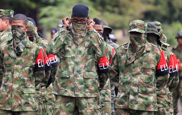 Grupo de guerrilheiros do ELN que desertou e entregou armas ao governo em julho de 2013
