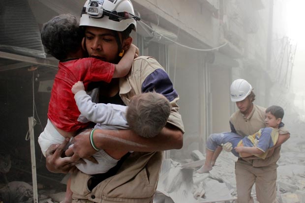 Crianas so resgatadas dos escombros aps bombardeio do regime a um bairro de Aleppo