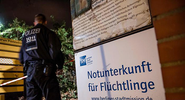 Policial em abrigo de refugiados em Berlim, onde imigrante iraquiano foi morto pela polcia