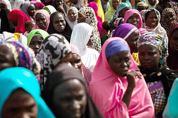 Mulheres e crianas deslocadas pelo Boko Haram esperam distribuio de ajuda da ONU na Nigria 