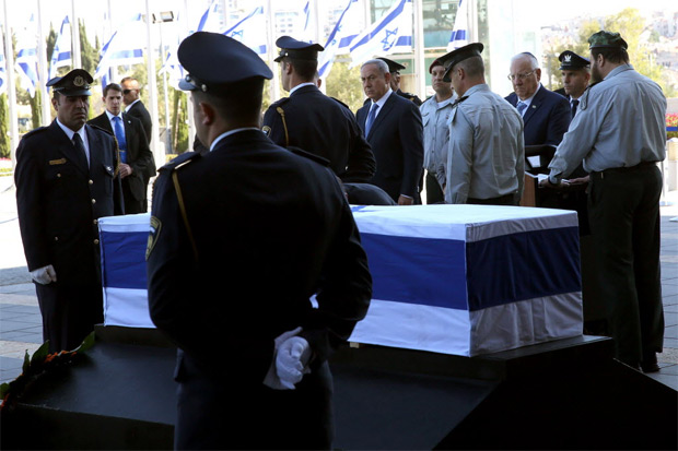 Caixão com o corpo de Shimon Peres é disposto em Jerusalém para velório nesta quinta-feira 