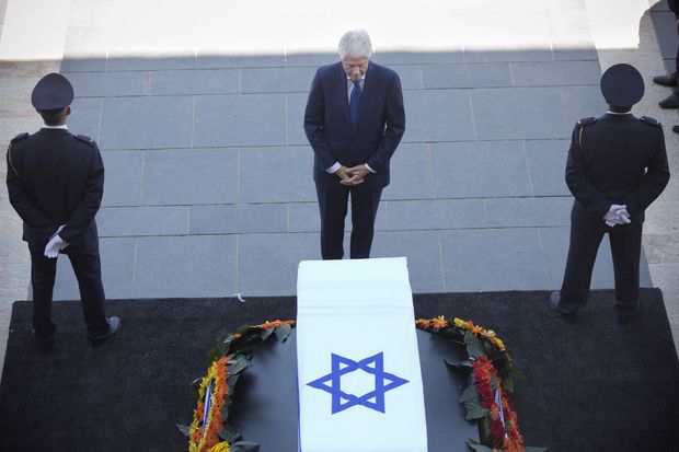 Ex-presidente dos EUA Bill Clinton presta homenagem a Shimon Peres