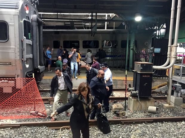HOBOKEN, NJ - SEPTEMBER 29: Passengers rush to safety after a NJ Transit train crashed in to the platform at the Hoboken Terminal September 29, 2016 in Hoboken, New Jersey. Pancho Bernasconi/Getty Images/AFP == FOR NEWSPAPERS, INTERNET, TELCOS & TELEVISION USE ONLY ==