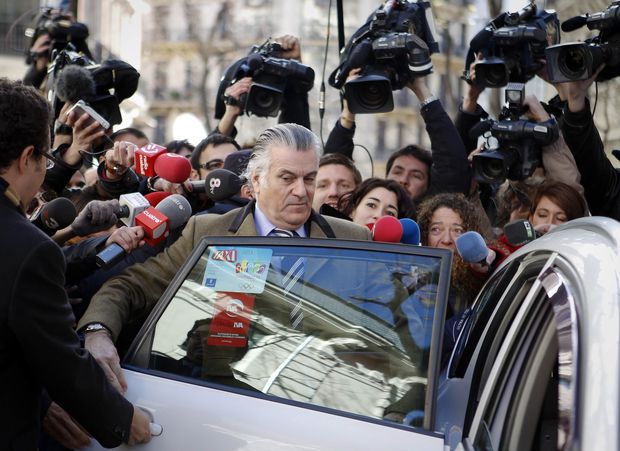 Aps depor, Luis Brcenas, ex-tesoureiro do PP (Partido Popular)  cercado pela imprensa e por manifestantes, que o chamaram de 'porco' e 'ladro' em Madri (Espanha). *** Luis Barcenas is surrounded by journalists as he gets into a taxi after leaving the anti-corruption prosecutor's office in Madrid February 6, 2013. The former party treasurer at the heart of a graft scandal that has engulfed Spanish Prime Minister Mariano Rajoy and the ruling People's Party testified on Wednesday before the anti-corruption prosecutor. REUTERS/Paul Hanna 