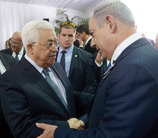 Israeli Prime Minister Benjamin Netanyahu shakes hands with Palestinian President Mahmoud Abbas (L) during the funeral of former Israeli President Shimon Peres in Jerusalem September 30, 2016. Amos Ben Gershom/Government Press Office (GPO)/Handout via REUTERS ATTENTION EDITORS - THIS IMAGE HAS BEEN SUPPLIED BY A THIRD PARTY. IT IS DISTRIBUTED, EXACTLY AS RECEIVED BY REUTERS, AS A SERVICE TO CLIENTS. FOR EDITORIAL USE ONLY. TPX IMAGES OF THE DAY ORG XMIT: JER92