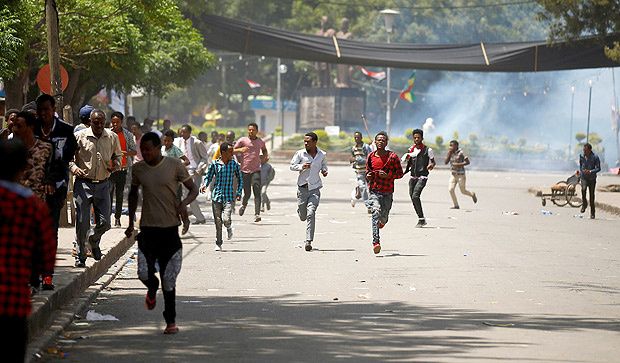 Protesters run from tear gas being fired by police during Irreecha, the thanks giving festival of the Oromo people in Bishoftu town of Oromia region, Ethiopia, October 2, 2016. REUTERS/Tiksa Negeri ORG XMIT: SIE10