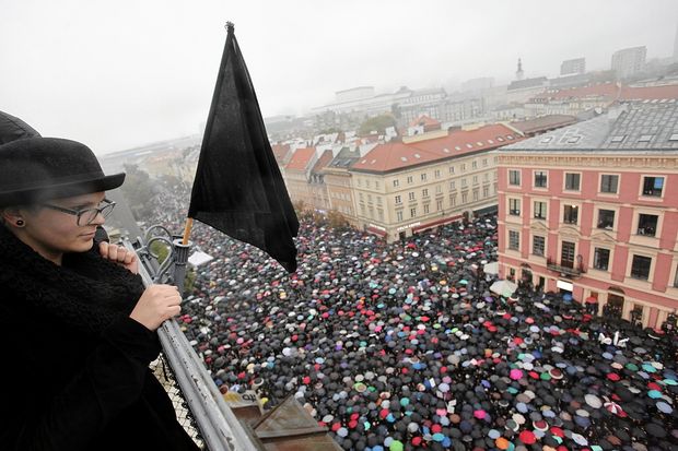 Mulheres protestam na Polônia, contra projeto de lei que proíbe totalmente o aborto no país