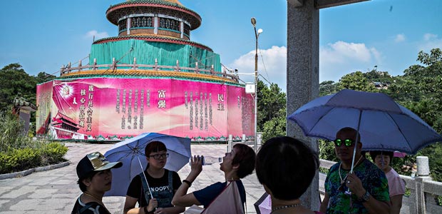 Visitantes em museu chins sobre a Revoluo Cultural