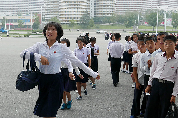 Jovens chegam para assistir a uma apresentação do circo, em Pyongyang, no mês de setembro