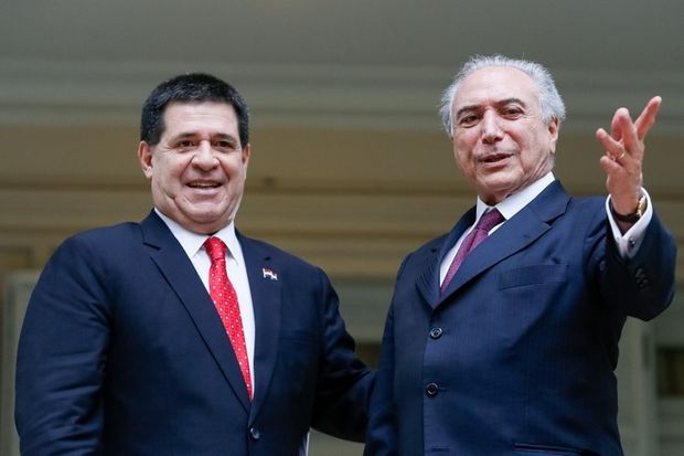 Presidentes do Paraguai, Horacio Cartes, e do Brasil, Michel Temer, em encontro em Assuno