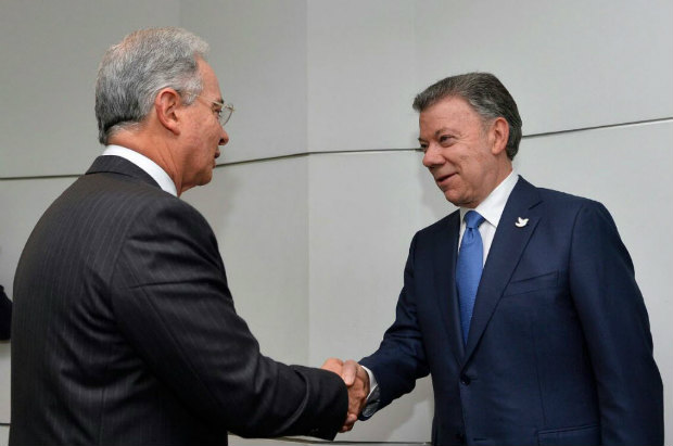 (161005) -- BOGOTA, Oct. 5, 2016 (Xinhua) -- Colombian President Juan Manuel Santos (R) meets with former Colombian President and senator Alvaro Uribe at the Narino Palace in Bogota, capital of Colombia, on Oct. 5, 2016. Both sides discussed how to push the peace process with the Revolutionary Armed Forces of Colombia (FARC) forward, after voters rejected the peace agreement signed by the government and the FARC in Sunday's referendum. A statement from the presidency stated that Santos had invited Uribe and another former president Andres Pastrana, both of who opposed the peace deal, for talks. (Xinhua/COLPRENSA) (jg) (ah) ***MANDATORY CREDIT*** ***NO FILE-NO SALES*** ***EDITORIAL USE ONLY*** ***COLOMBIA OUT***